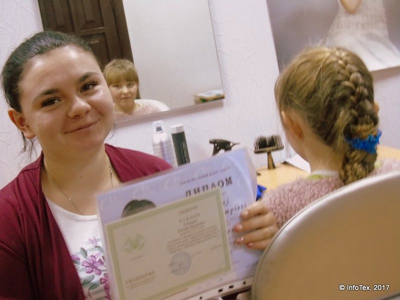 Курсы парикмахера Полтава - выпускница ИнфоТеха Евгения Гайдаржи