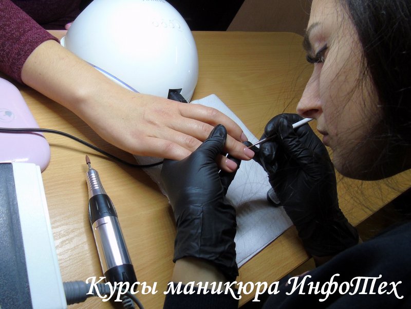 Курсы маникюра Полтава - Илона Незвицкая выполняет выпускную работу