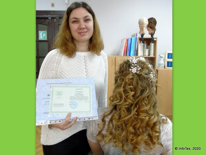 Выпускница курсов парикмахера ИнфоТех Юлия Коломиец